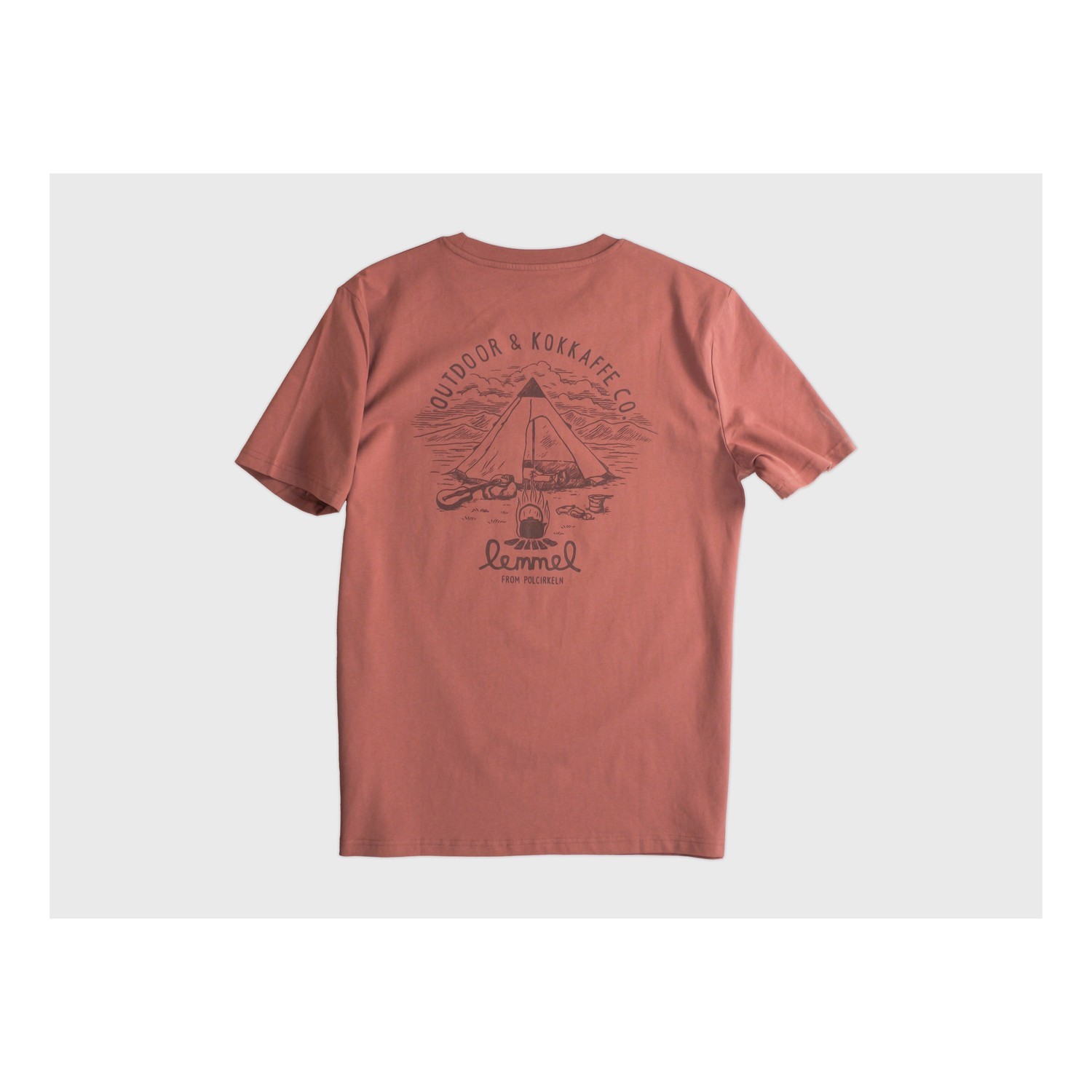 Lemmel T-shirt Camp Guten - Heritage Brown/red with backprint in der Gruppe Kleidung & Schuhe / Kleidung / T-shirts bei Sportfiskeprylar.se (3010112-5534r)