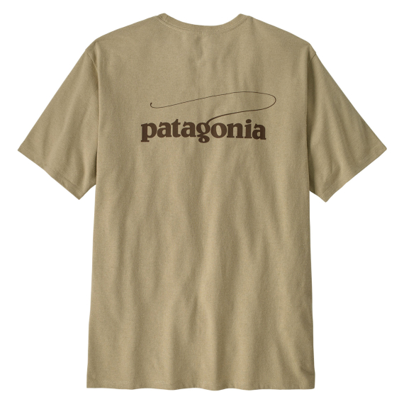 Patagonia M\'s Casting Logo Responsibili-Tee PUM in der Gruppe Kleidung & Schuhe / Kleidung / T-shirts bei Sportfiskeprylar.se (37811-PUM-Lr)