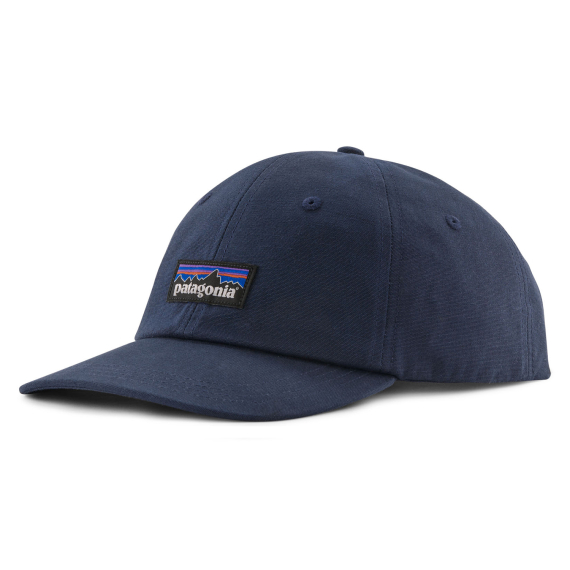 Patagonia P-6 Label Trad Cap New Navy in der Gruppe Kleidung & Schuhe / Kappen & Kopfbedeckungen / Caps bei Sportfiskeprylar.se (38296-NENA-ALL)