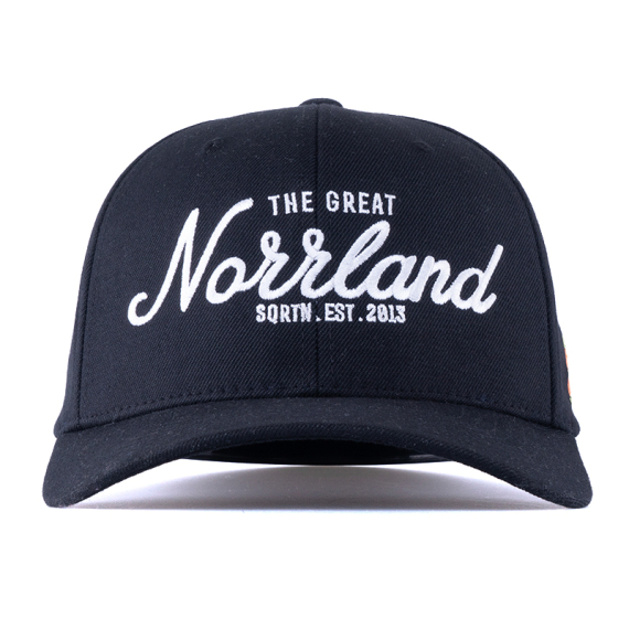 SQRTN Great Norrland 120 Cap Black in der Gruppe Kleidung & Schuhe / Kappen & Kopfbedeckungen / Caps / Dad Caps bei Sportfiskeprylar.se (CAP-075-OSFA)