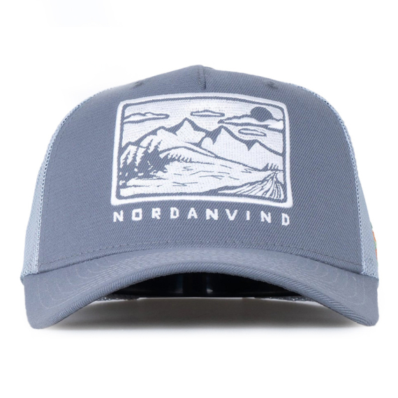 SQRTN Nordanvind Trucker Cap Grey in der Gruppe Kleidung & Schuhe / Kappen & Kopfbedeckungen / Caps / Trucker-Kappen bei Sportfiskeprylar.se (CAP-390-OSFA)