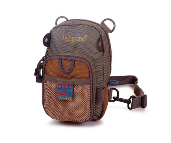 Fishpond San Juan Vertical Chest Pack Sand Saddle Brown in der Gruppe Verwahrung / Angeltaschen / Hip Packs bei Sportfiskeprylar.se (SJVCP-SA-SAB)