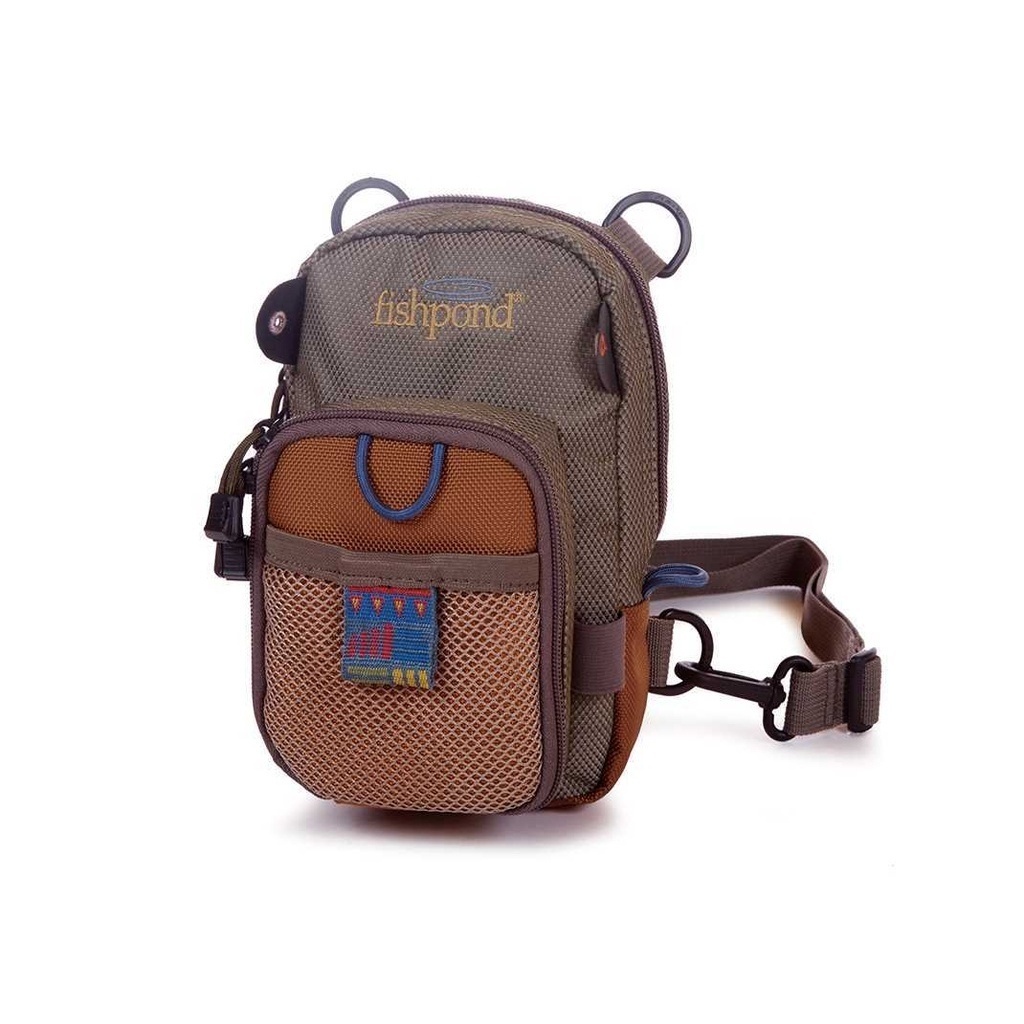 Fishpond San Juan Vertical Chest Pack Sand Saddle Brown in der Gruppe Aufbewahrung / Angeltaschen / Hip Packs bei Sportfiskeprylar.se (SJVCP-SA-SAB)