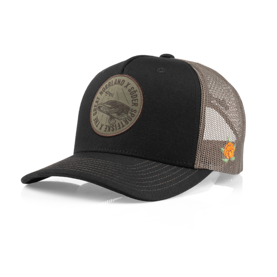 SQRTN x Söder Sportfiske Lurking Pike Trucker, Black in der Gruppe Kleidung & Schuhe / Kappen & Kopfbedeckungen / Caps / Trucker-Kappen bei Sportfiskeprylar.se (SQSS-004-OSFA)