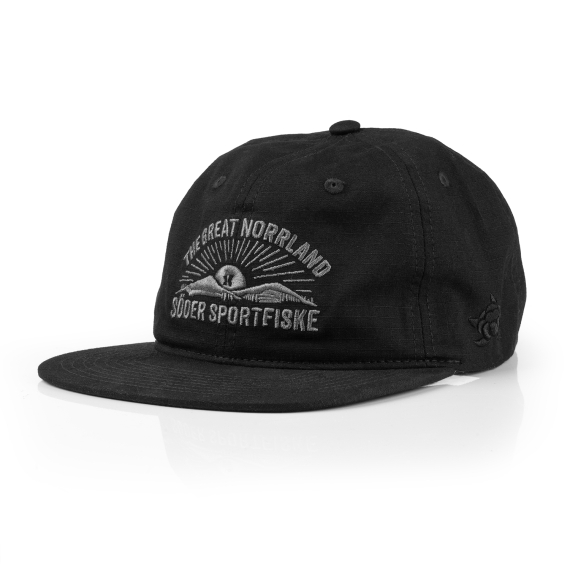 SQRTN x Söder Sportfiske 6-panel Cap, Black in der Gruppe Kleidung & Schuhe / Kappen & Kopfbedeckungen / Caps / Dad Caps bei Sportfiskeprylar.se (SQSS-005-OSFA)