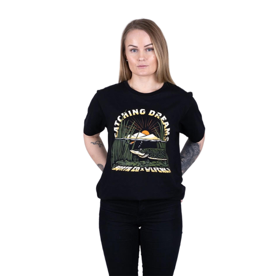 SQRTN X Wolfcreek Lures Dreams Tee, Black in der Gruppe Kleidung & Schuhe / Kleidung / T-shirts bei Sportfiskeprylar.se (SQWC-004-Sr)