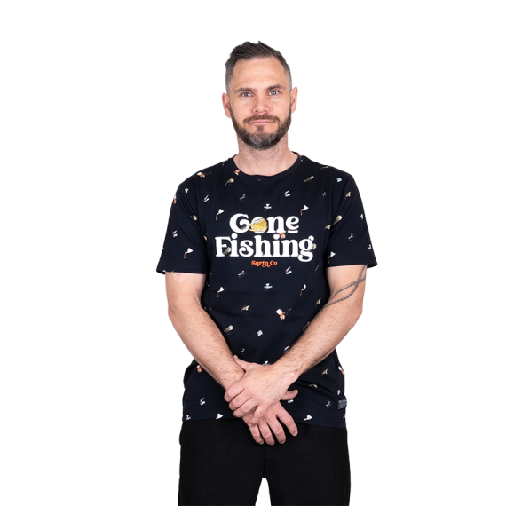 SQRTN Gone Fishing T-shirt Dryfly Black in der Gruppe Kleidung & Schuhe / Kleidung / T-shirts bei Sportfiskeprylar.se (TEE-533-Sr)