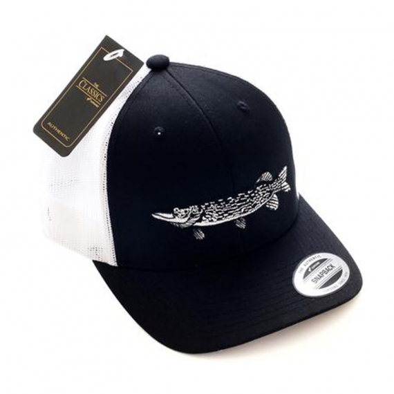 Wolfcreek Pike Logo Trucker Snapback, Black/White, One Size in der Gruppe Kleidung & Schuhe / Kappen & Kopfbedeckungen / Caps / Snapback-Kappen bei Sportfiskeprylar.se (WCL-05-CAP-03-BLK-WHT)