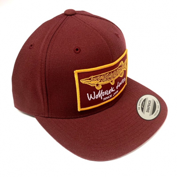 Wolfcreek Pike Patch Fitted Snapback - Burgundy in der Gruppe Kleidung & Schuhe / Kappen & Kopfbedeckungen / Caps / Snapback-Kappen bei Sportfiskeprylar.se (WCL-05-CAP-04-BRG)